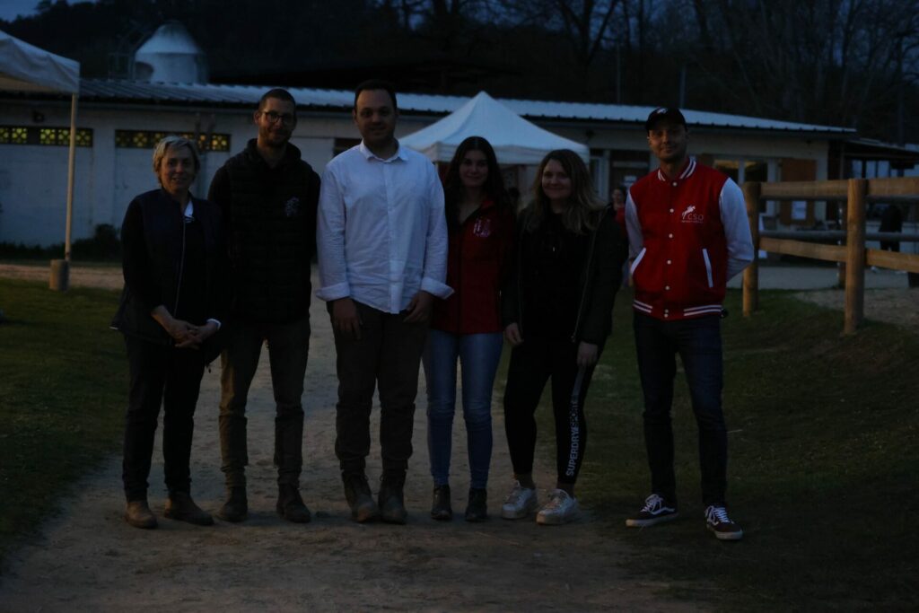 Peut être une image de 6 personnes et personnes souriantes